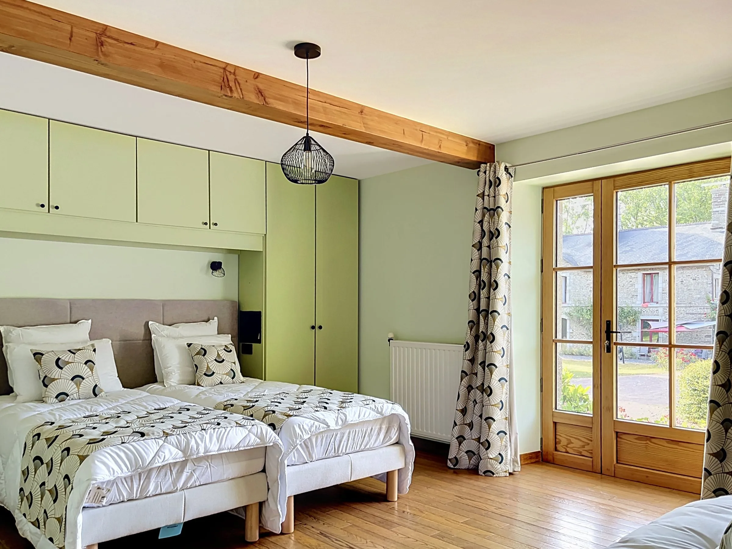Chambre du gîte aux tons verts avec lits jumeaux
