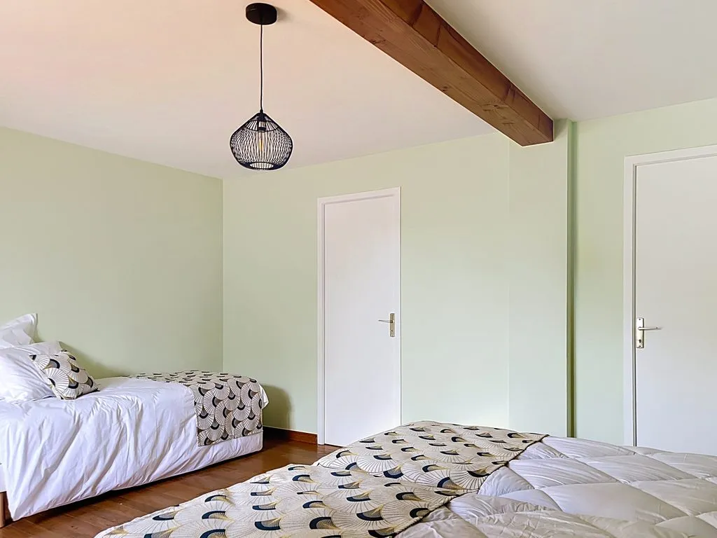 Chambre lumineuse du gîte