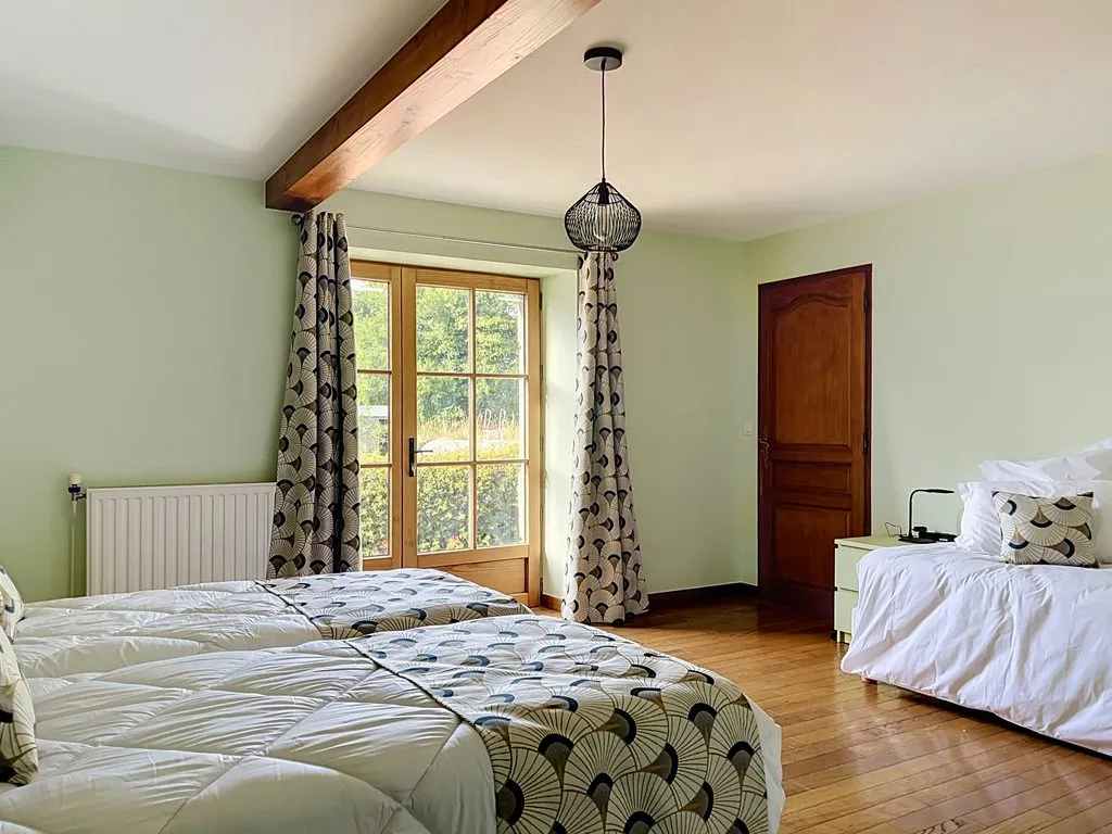 Chambre du gîte ouverte sur le bocage normand