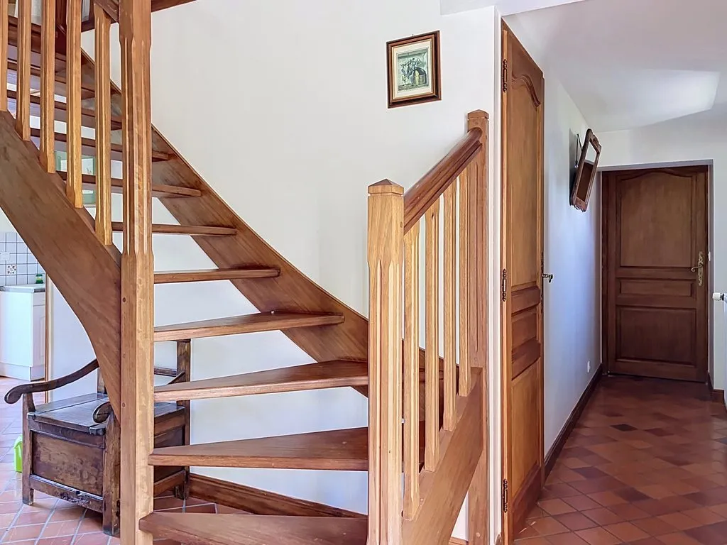 Escalier en bois et hall d'entrée du gîte