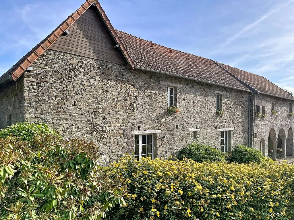 Façade en pierre du gîte du Manoir du Butel
