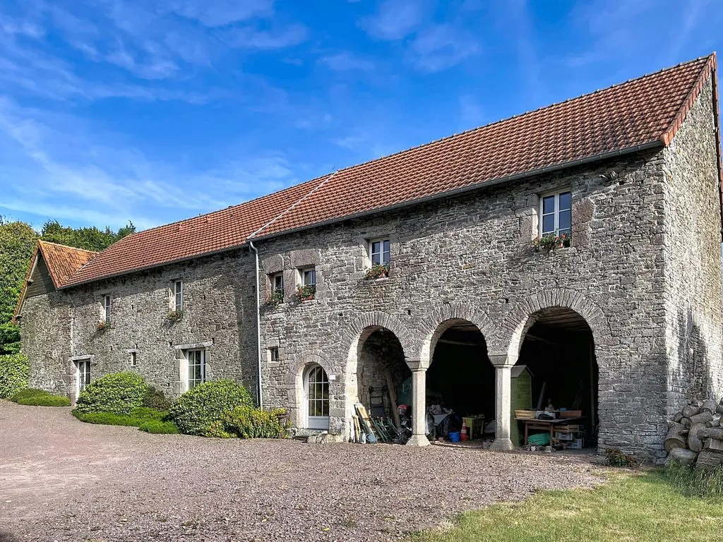 Le préau à arches du gîte du Manoir du Butel