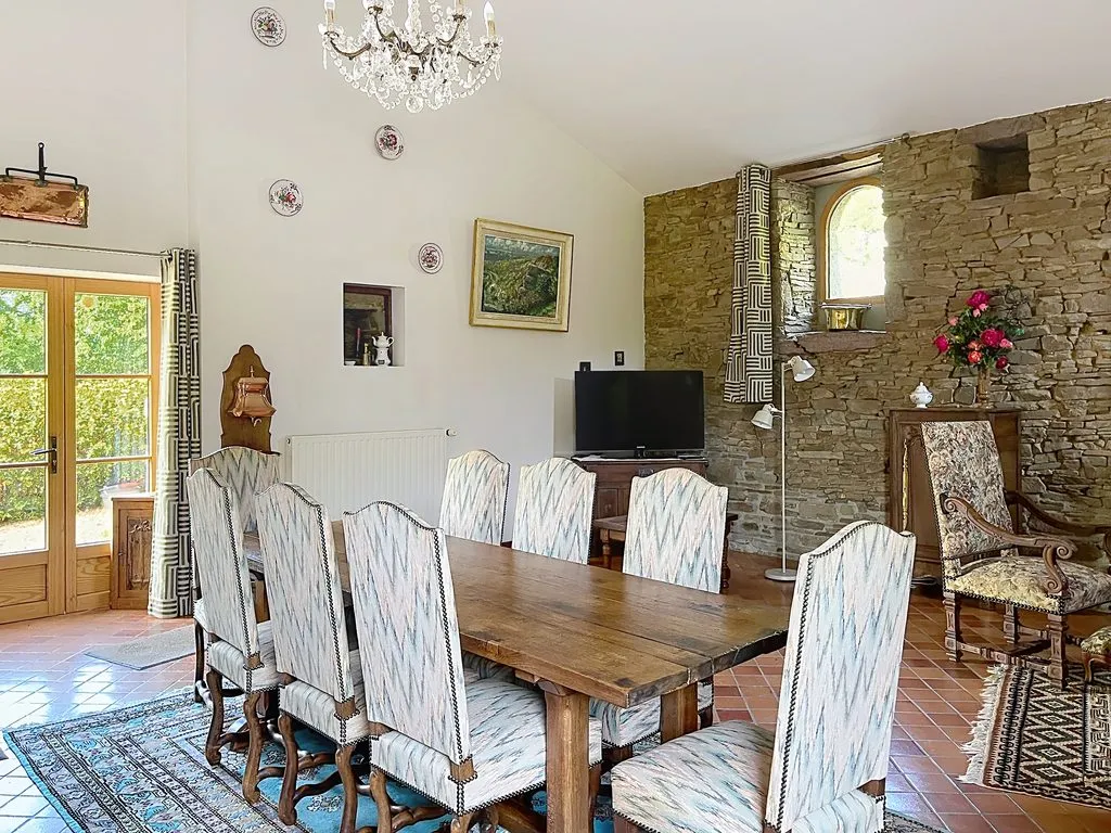Salle à manger du gîte et son escalier vers la mezzanine