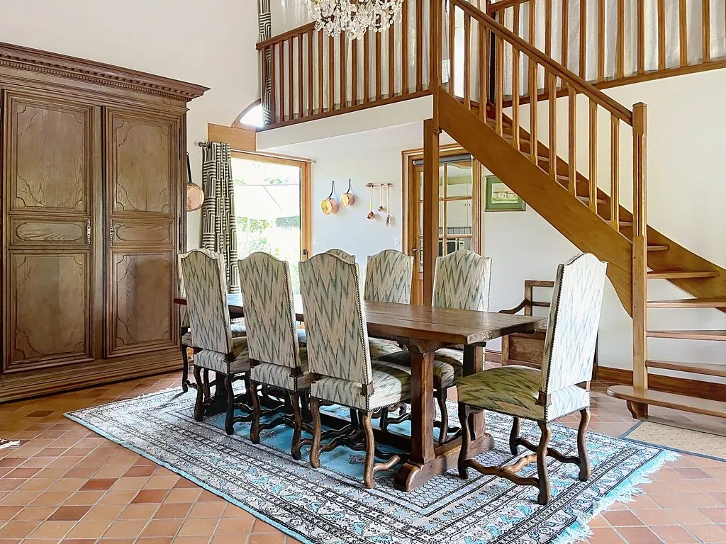 Espace salon du gîte avec cheminée et fauteuils