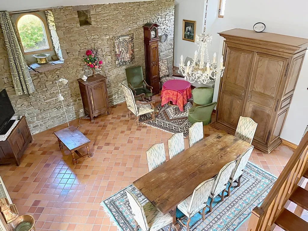 Vue plongeante sur la salle de vie cathédrale du gîte
