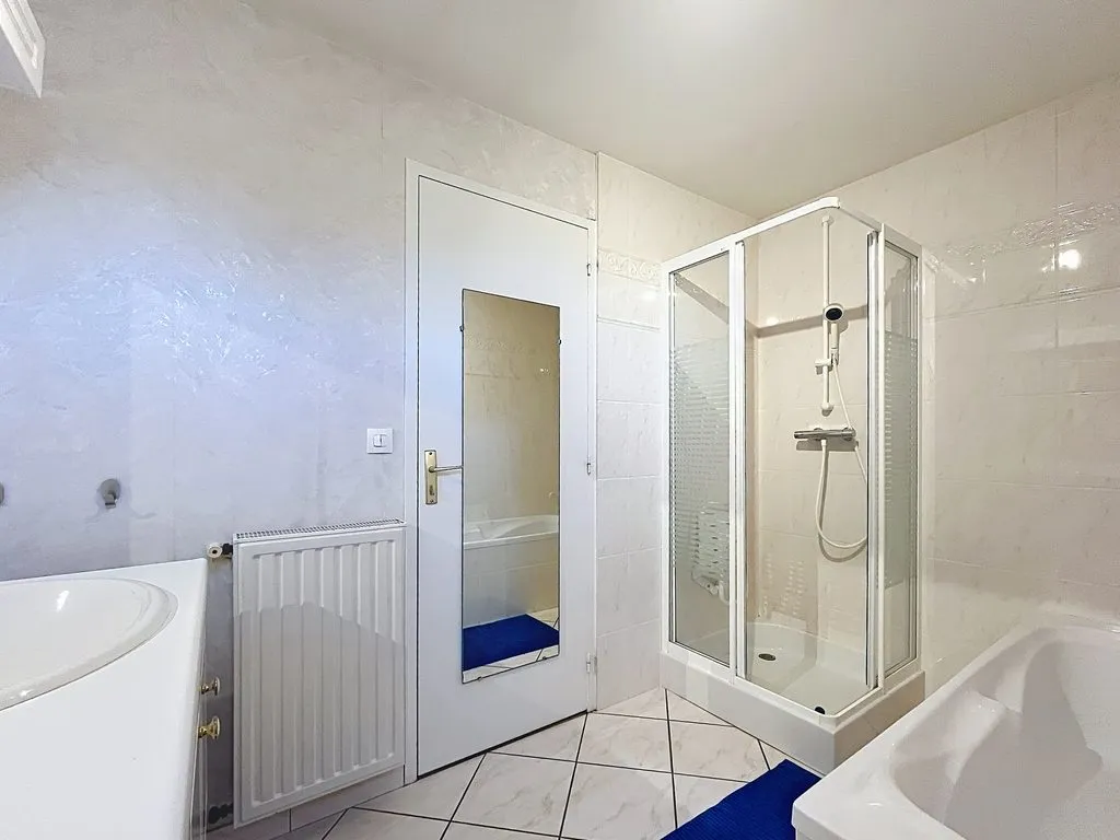 Salle de bain du gîte avec douche et baignoire