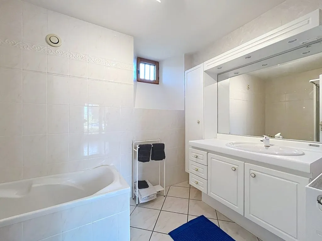Salle de bain du gîte avec baignoire et double vasque