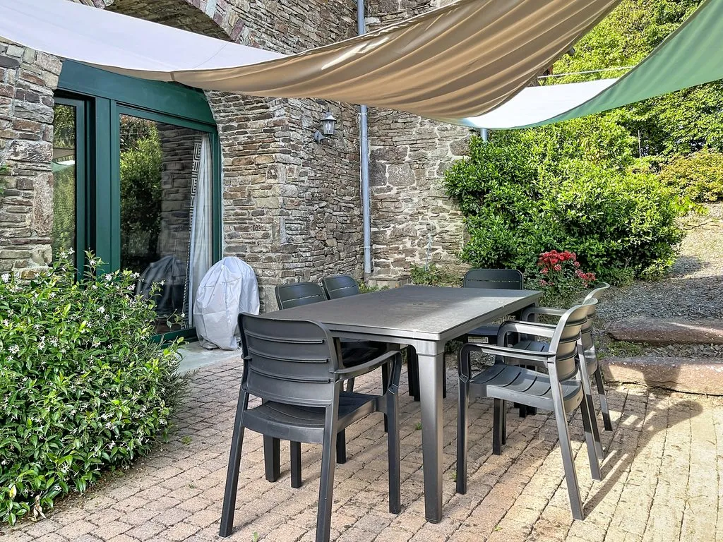 Terrasse ombragée du gîte du Manoir du Butel