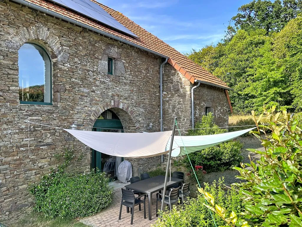 Terrasse du gîte face à la façade en pierre